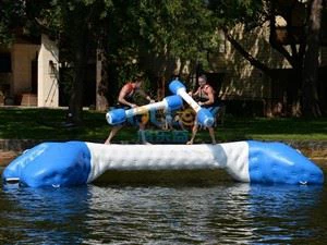 Igra z napihljivimi jadrnicami v vodi